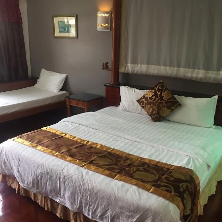 Private Water Chalet Петалинг Джая Екстериор снимка