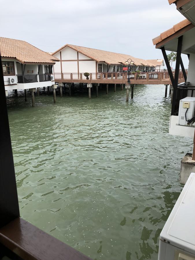 Private Water Chalet Петалинг Джая Екстериор снимка