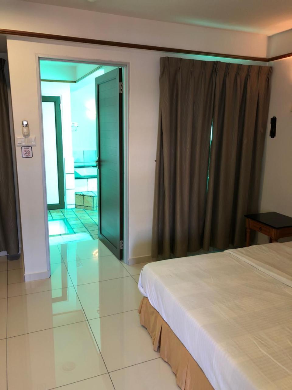 Private Water Chalet Петалинг Джая Екстериор снимка